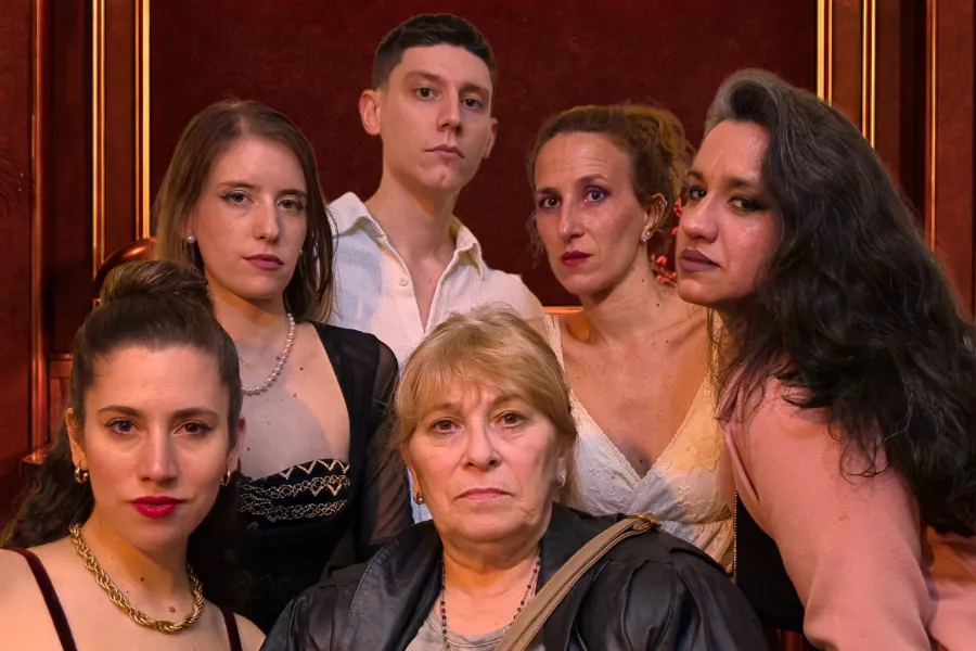 Es la imagen de un grupo de actores y actrices posando para una fotografía