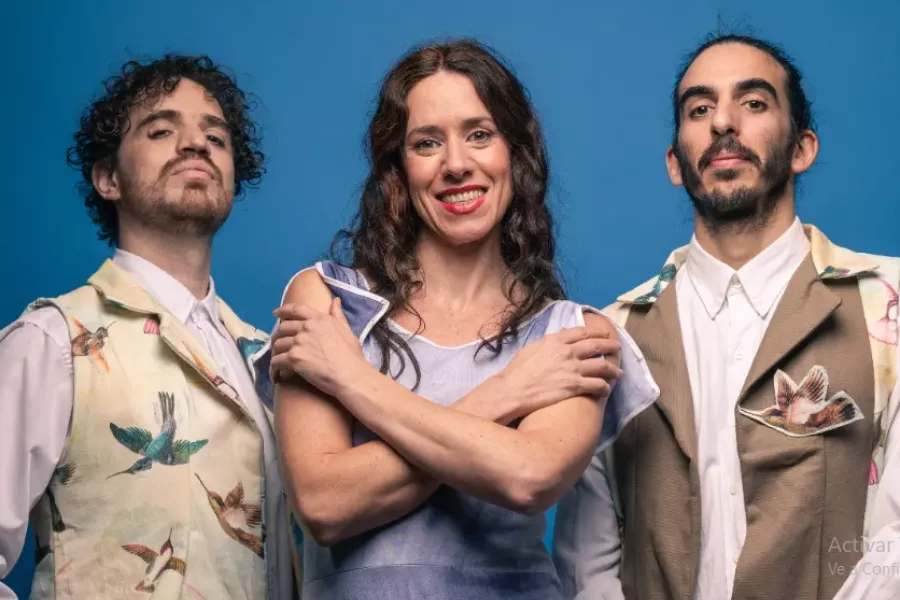 Es la imagen de dos actores y una actriz caracterizados como sus personajes y posando para una fotografía