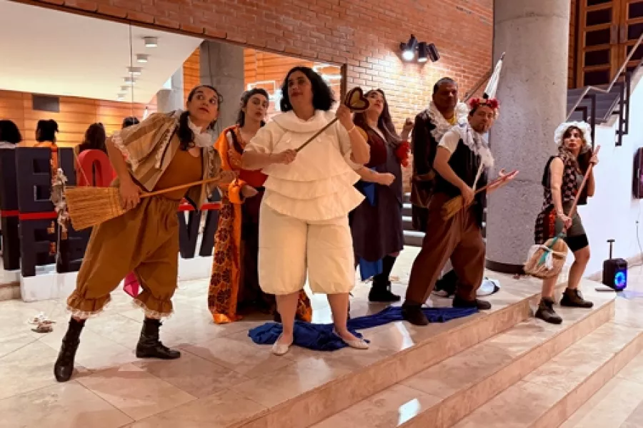 Es la imagen de un grupo de actrices y actores caracterizados como sus personajes