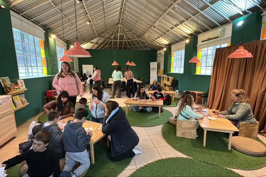 Grupo de niñas y niños trabajando en la escritura de cuentos en el Espacio Invernadero