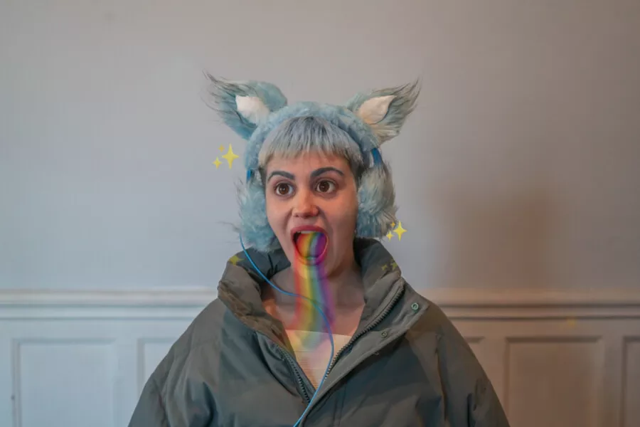 Es la imagen de una actriz con unas orejas de gato 