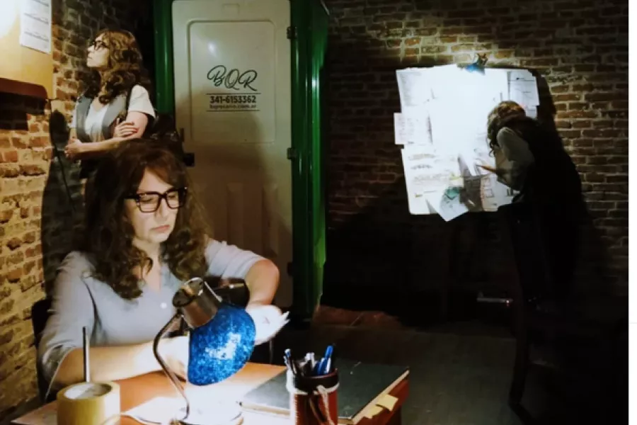 Es la imagen de una actriz realizando diferentes tareas. Mirando un pizarrón, sentada en un escritorio y mirando por la ventana
