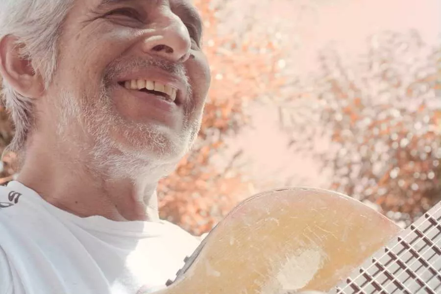 Es la imagen de un músico famoso de folclore llamado Peteco Carabajal