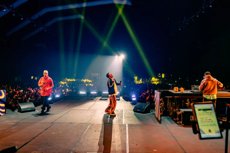 Es la imagen de los integrantes de un grupo de streaming que pasan música en vivo