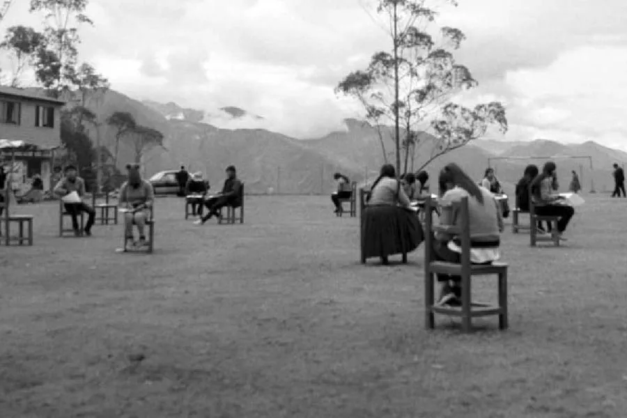 Fotograma de Una escuela en el cielo, un pueblo en el suelo