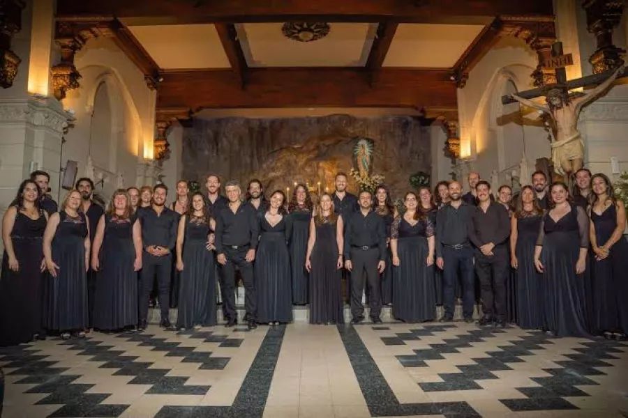 Es la imagen de un grupo de coro, están vestidos de traje negro