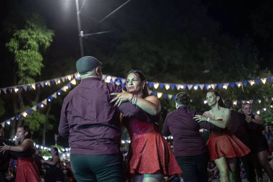 Parejas bailando cumbia