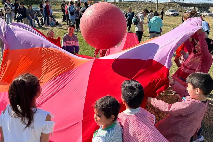 Niños jugando con una pelota