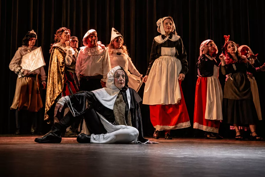 Elenco de actores intepretando "Noche de reyes".