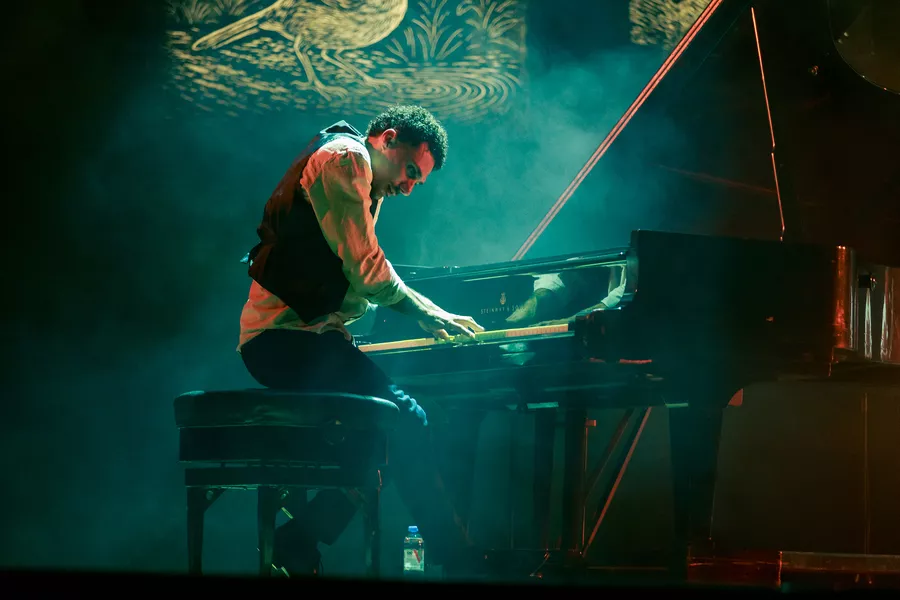 Es la imagen de un pianista realizando una presentación