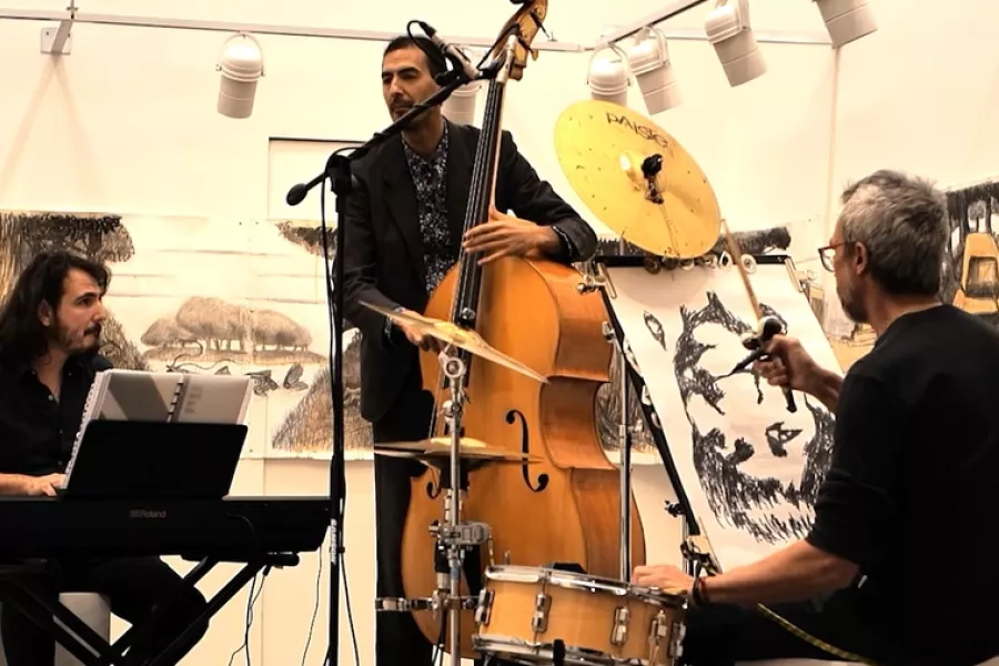 Es la imagen de tres músicos ensayando para una presentación