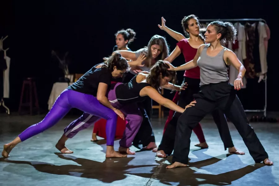 Es la imagen de un grupo de bailarinas que están ensayando una coreografía