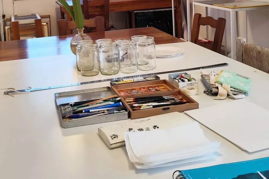 Es la imagen de un escritorio con diferentes materiales para dibujar 