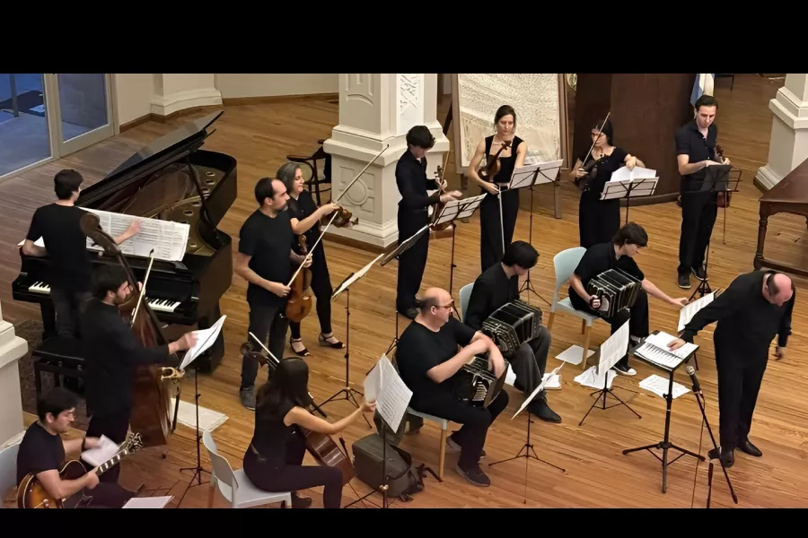 Un grupo de músicos en la Sala de lectura Alfredo Lovell.