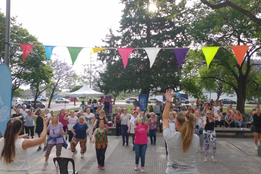Personas bailando al aire libre