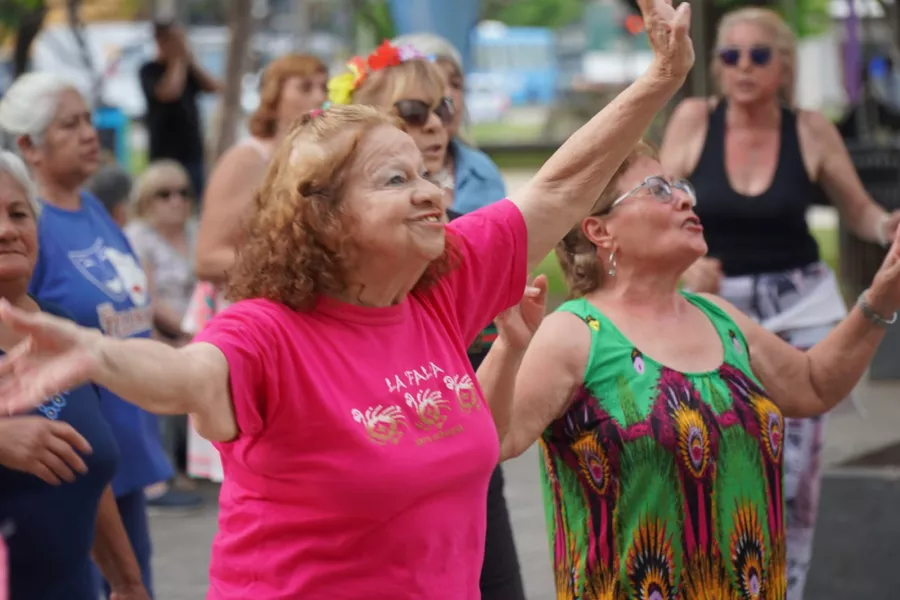 Mujeres bailando al aire libre