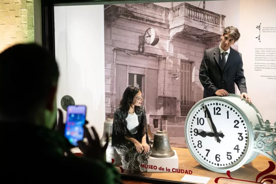 Una visitante toma una foto de uno de las vidrieras de Escaparate de Colecciones.
