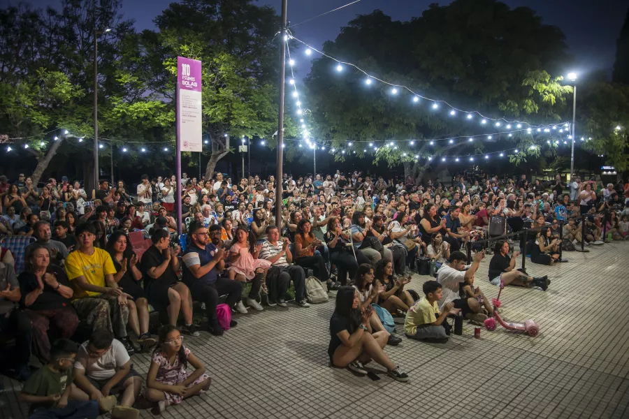 gente reunida en la plaza del CMD Noroeste