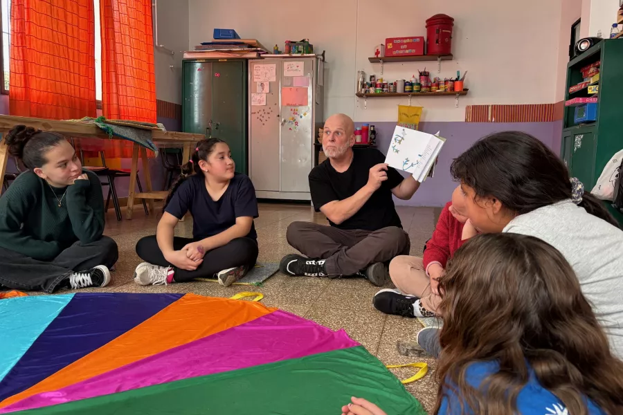 Chicas y chicos de los centros cuidar alrededor de un libro