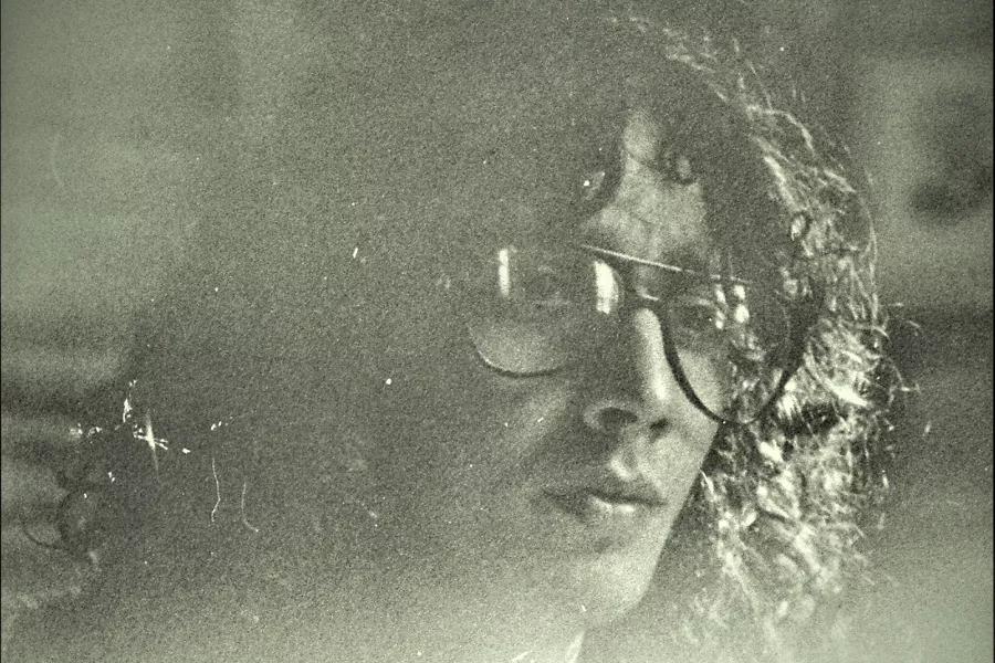 Fotografía en blanco y negro del músico Rodolfo (Fito) Páez.