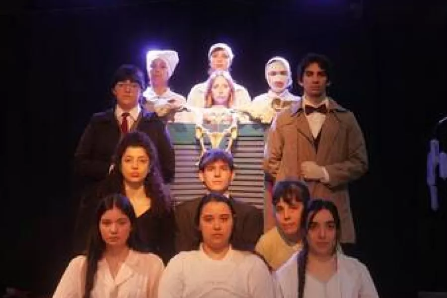 Es la imagen de un grupo de actrices y actores caracterizados como sus personajes