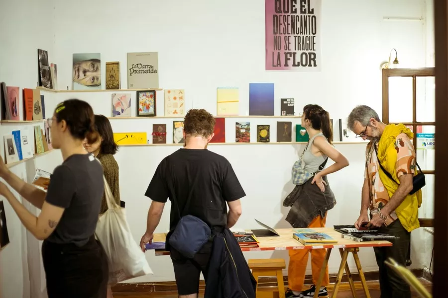 Es la imagen del interior de la Biblioteca de Arte Contemporáneo América Elda Nancy
