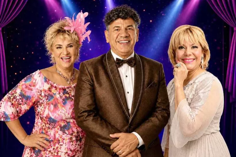 Es la imagen de dos actrices y un actor posando con ropa elegante para un afiche del espectáculo