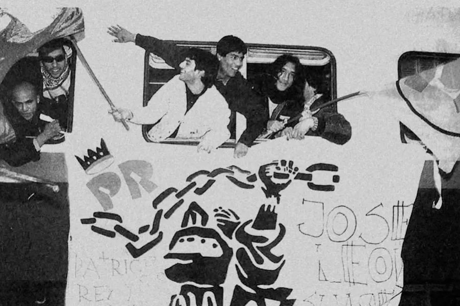 Es la imagen de un grupo de amigos que están en un colectivo yendo a escuchar a Patricio Rey y los Redonditos de Ricota