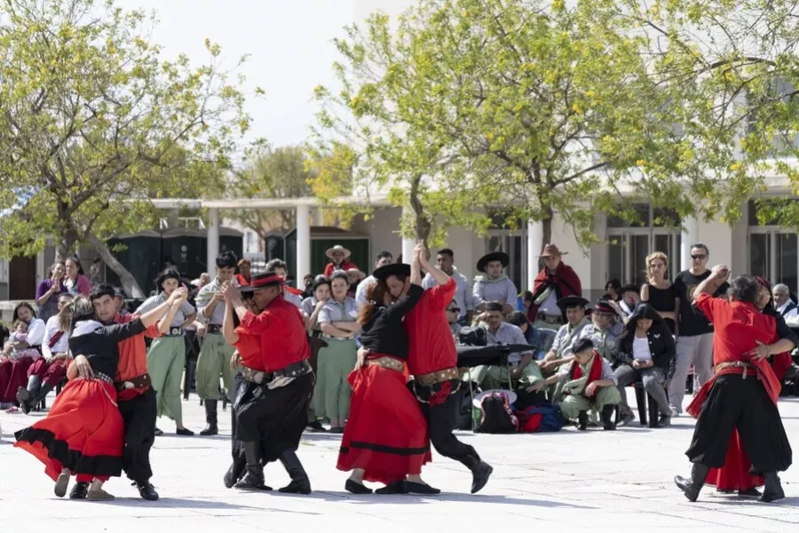 Es la imagen de distintas parejas de baile realizando una coreografía