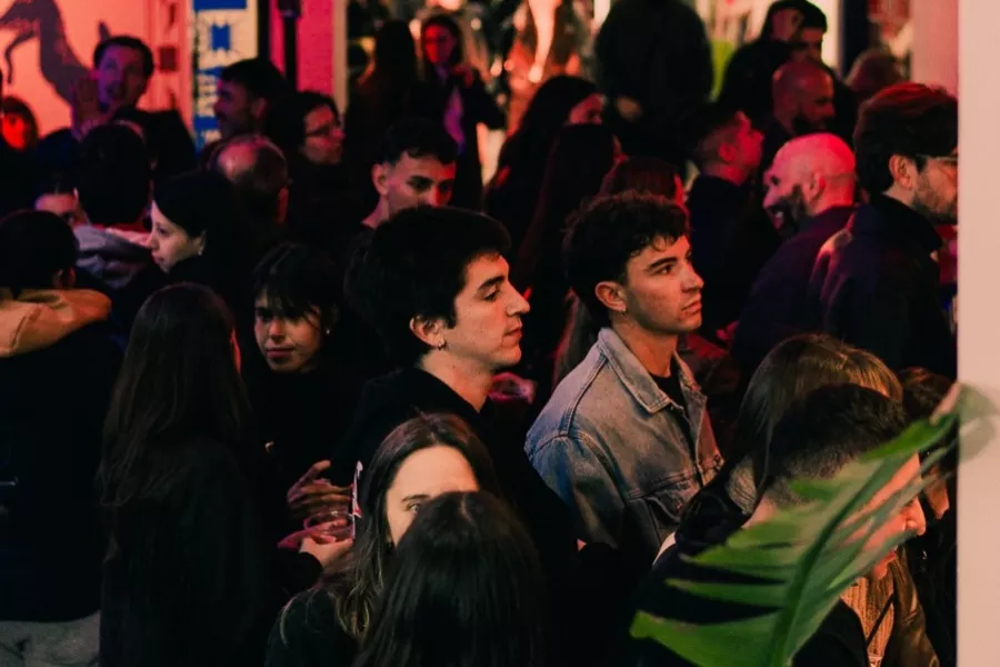 Es la imagen de un grupo de personas disfrutando de diferentes pinturas