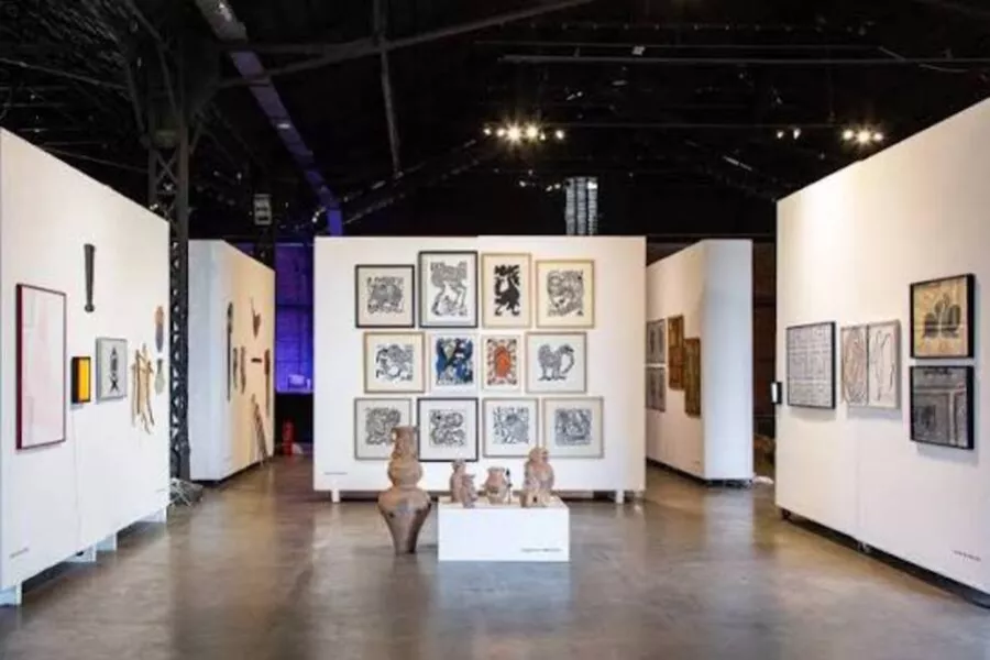 Es la imagen de una galería, en donde se observan diferentes pinturas