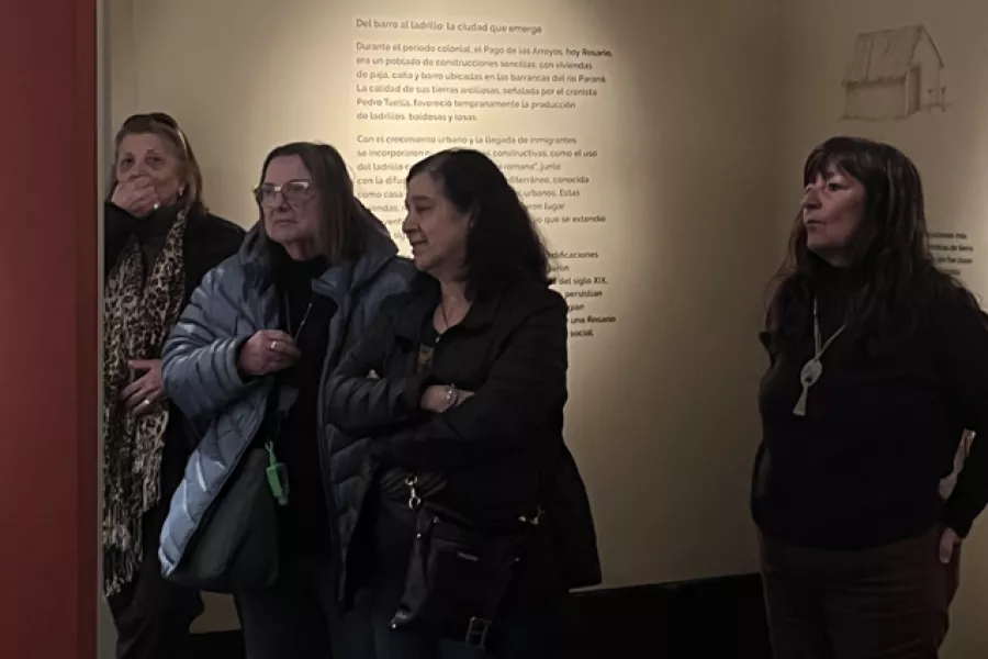 Participantes del programa Guías por un día frente a un panel de exhibición en uno de los recorridos preparatorios por las salas del Museo de la Ciudad.