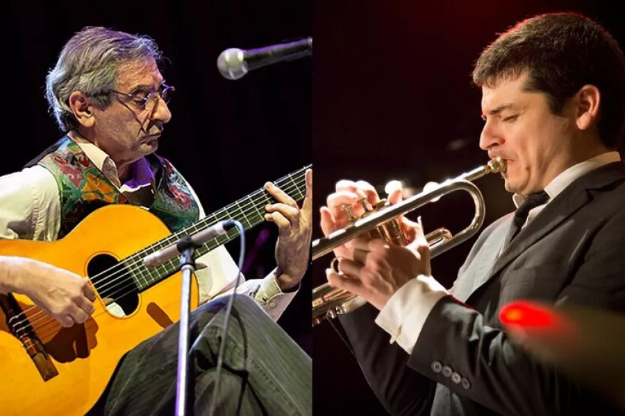 Es la imagen de dos músicos que se presentan en Rosario. Uno toca la guitarra y el otro, la trompeta