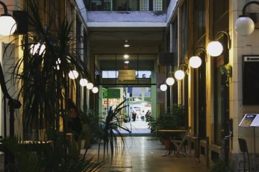 Es una imagen del Pasaje Pan, una galería histórica de la ciudad de Rosario