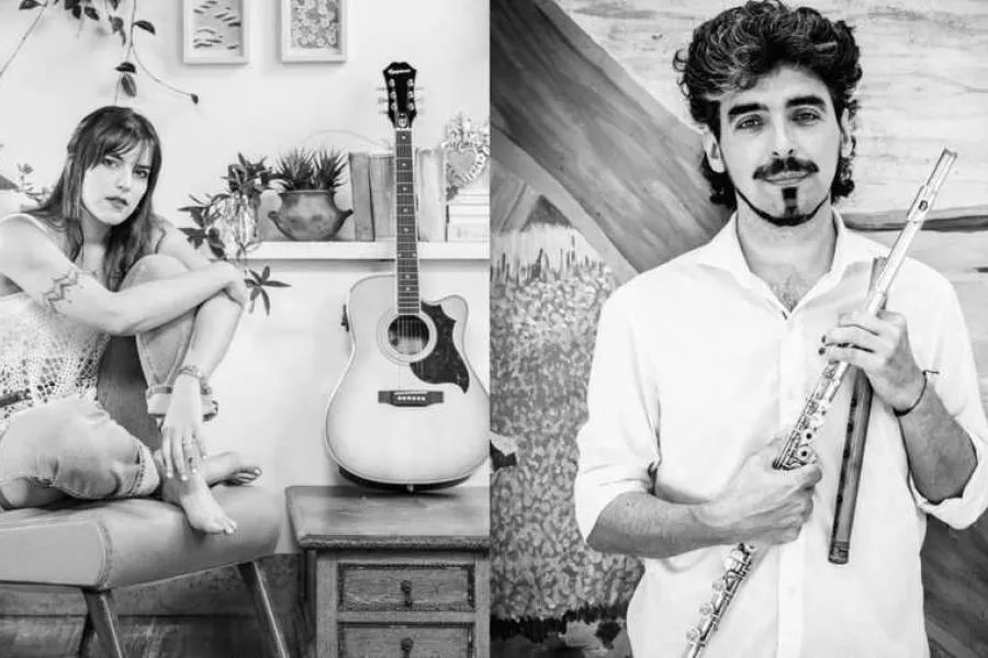 Es la imagen de una música y un músico que se presentan en un show acústico
