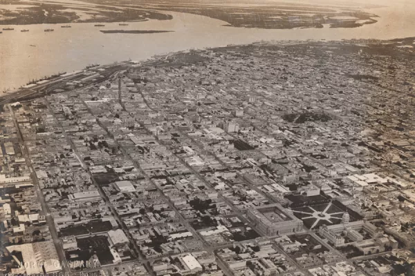 Río Paraná, calle Catamarca, Jefatura de Policía, Plaza San Martín, Palacio de Tribunales, Colegio Normal N°2. Archivo fotográfico Museo de la Ciudad