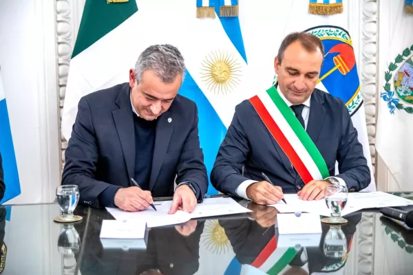 El Intendente Pablo Javkin recibió al Alcalde de Torino, Italia, Stefano Lo Russo, y en el marco del encuentro firmaron una carta de intención de colaboración amistosa y solidaria.