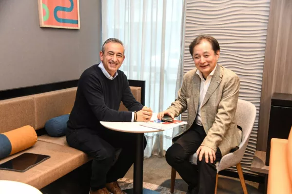 El intendente Javkin se reunió con el embajador de Japón para fortalecer la cooperación bilateral. La visita del Embajador a la ciudad fue con motivo de su visita al Festival de Tanabata.