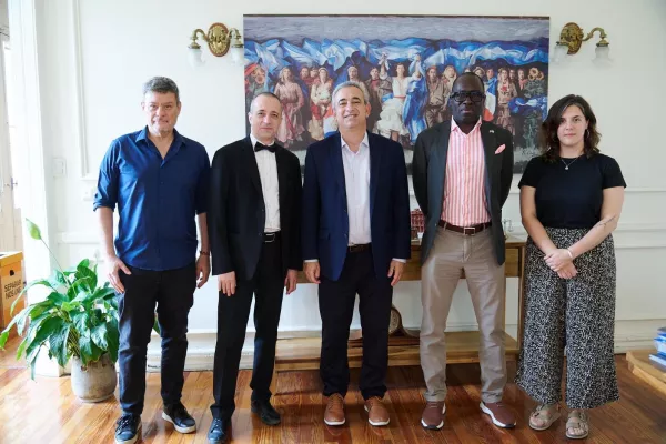 Visita del cónsul general de Francia en Argentina, Jean-Christhope Fleury, quien fue recibido por el intendente Pablo Javkin.