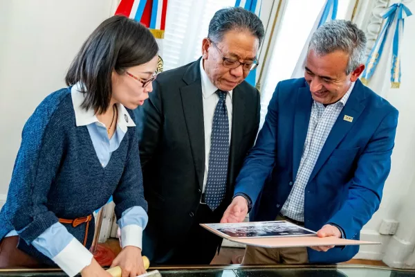 El intendente Pablo Javkin recibió en el Palacio de los Leones a una delegación de Shanghai, China, donde se abordaron perspectivas de colaboración en áreas vinculadas a economía, comercio, inversión y desarrollo urbano. 