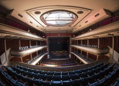 Un Escenario Distinto en La Comedia