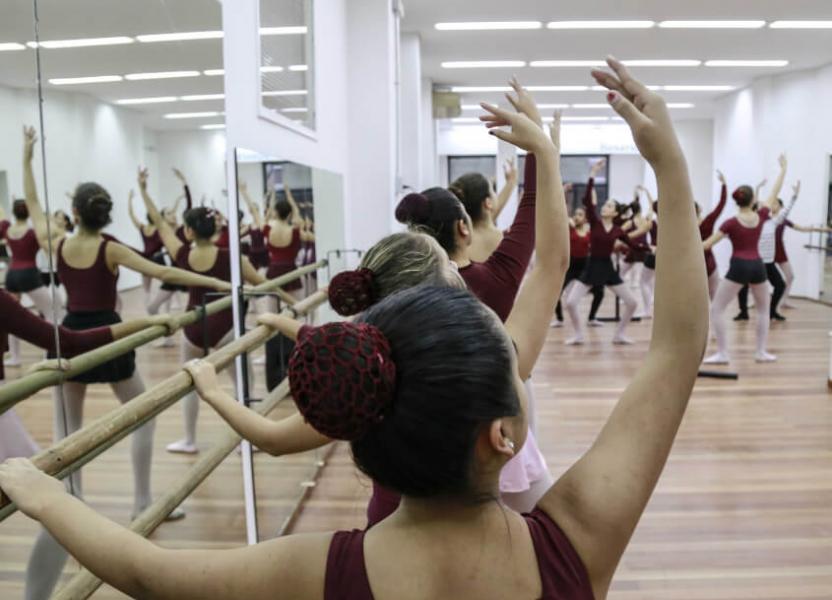 Niña bailando en la Escuela Municipal de Danzas