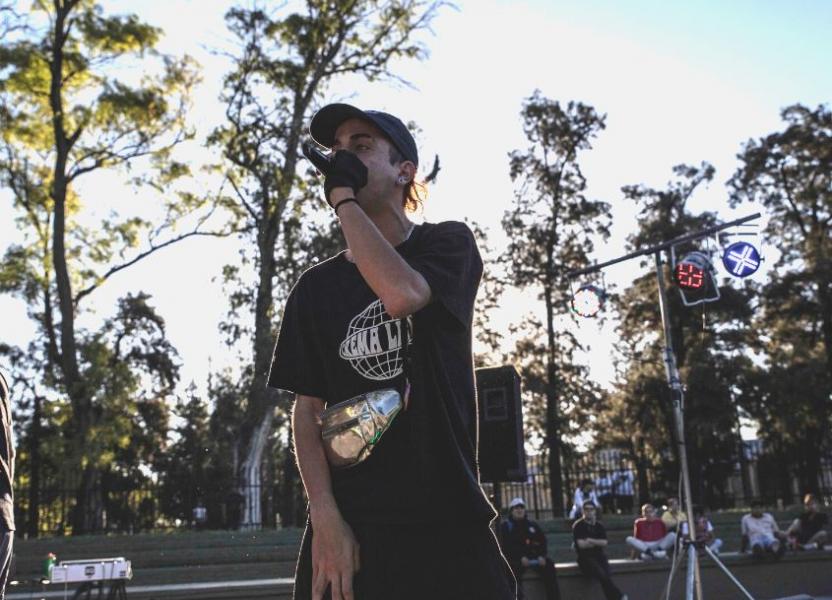 hay un chico haciendo freestyle al aire libre 