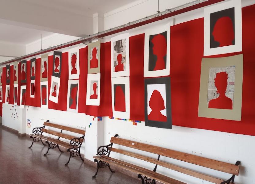 Cartulinas con figuras caladas delante de un telón rojo