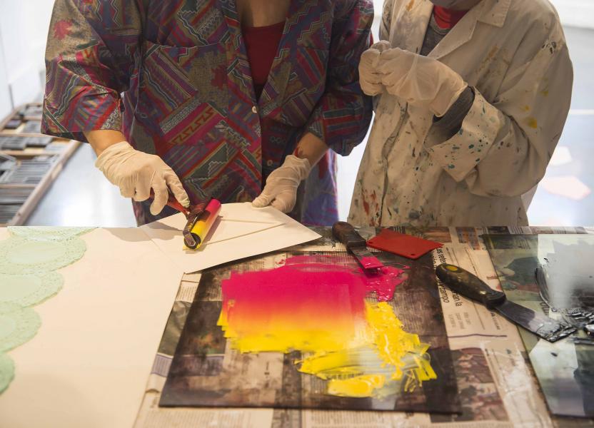 Rodillo con pintura colorida en arte impreso