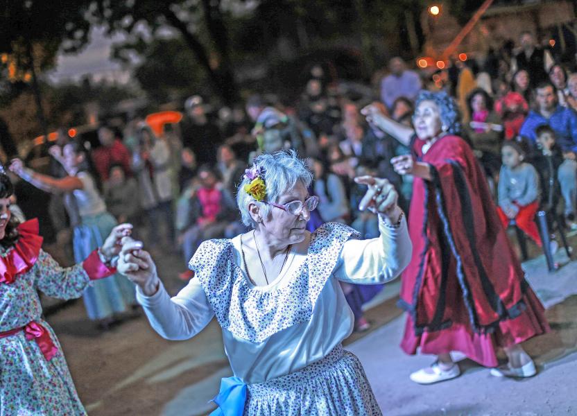 Mujer-bailando-folclore-Sudoeste