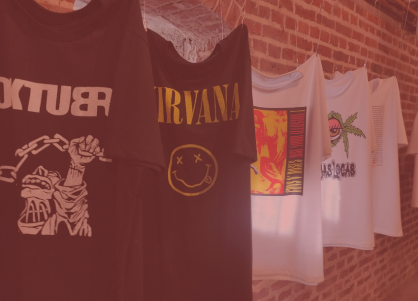 Muestra una remera que diga... 2