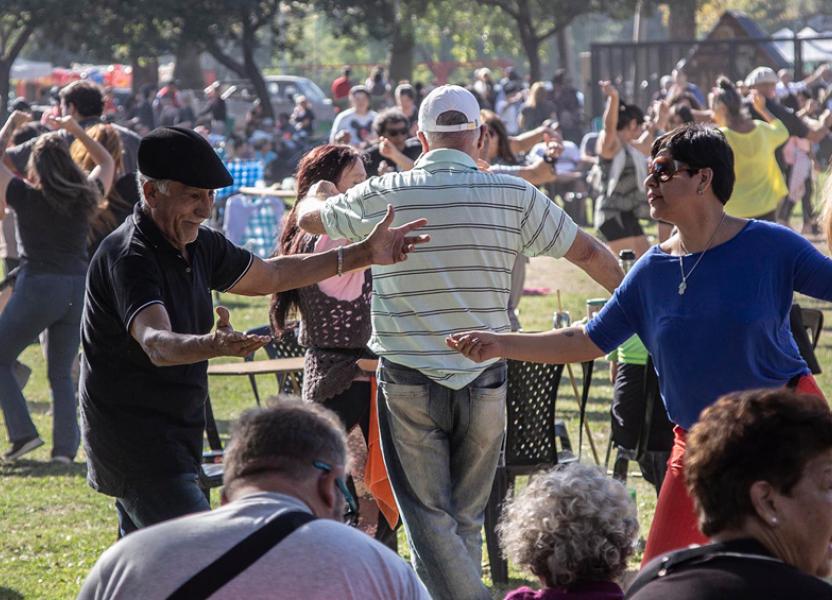 Personas bailando en fiesta popular