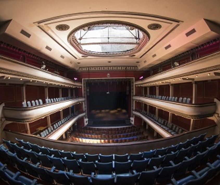 Un Escenario Distinto en La Comedia