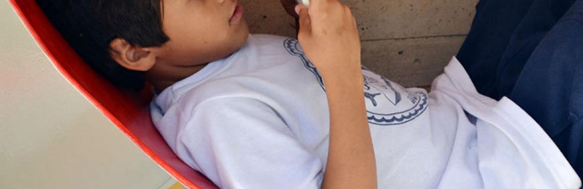 Niño leyendo Niño leyendo